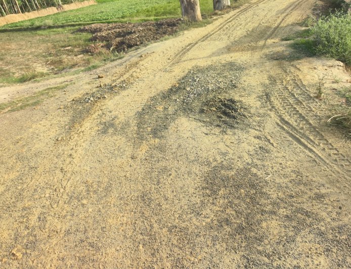 Sitapur : ग्रामीणों के विरोध के बाद हरकत में आया प्रशासन, नई सड़क पर भारी वाहनों के चलने पर लगाई रोक