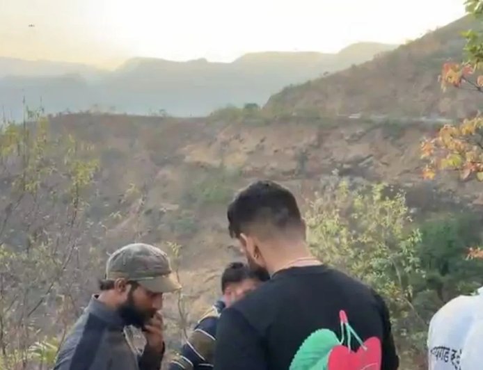 महाराष्ट्र के रायगढ़ में भीषण सड़क हादसा, अम्बेनाली घाट की गहरी खाई में स्कॉर्पियो गिरने से आठ लोगों की दर्दनाक मौत।