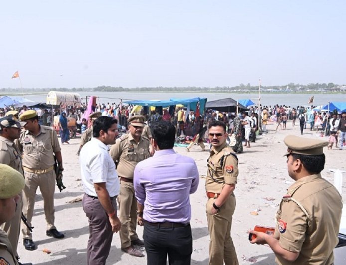 Sambhal: गंगा दशहरा पर सम्भल के घाटों पर उमड़ा आस्था का जनसैलाब, राजघाट मेले में दिखी भक्ति की चमक।
