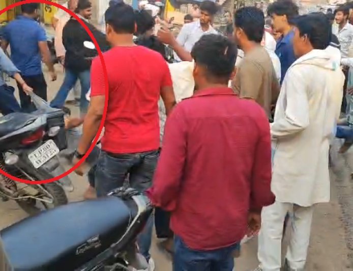 Ballia : ट्रैफिक पुलिसकर्मी से बदसलूकी करने वाले शराबियों को जनता ने सिखाया सबक, जमकर की पिटाई