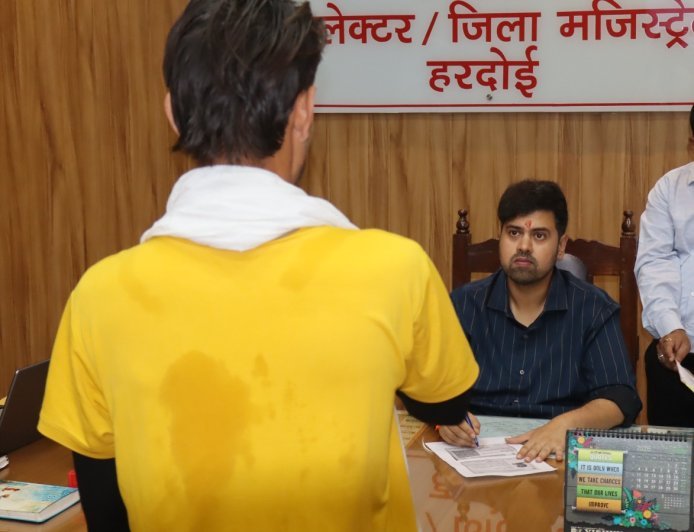 Hardoi: जनसुनवाई में डीएम अनुनय झा ने सुनीं 154 शिकायतें, अधिकारियों को दिए त्वरित निस्तारण के निर्देश। 