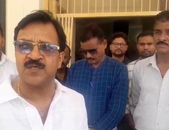 Bajpur: एसडीएम के माध्यम से शिक्षकों ने 19 सूत्रीय मांग पत्र सीएम को भेजा। 
