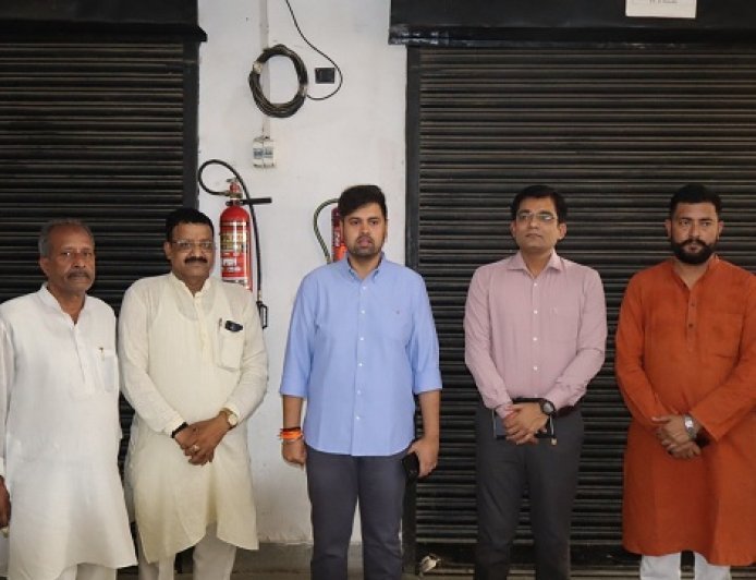 Hardoi: जिला निर्वाचन कार्यालय के वेयर हाउस का डीएम अनुनय झा ने किया निरीक्षण, ईवीएम सुरक्षा व्यवस्था पर दिए सख्त निर्देश। 