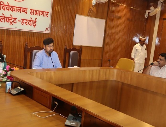 Hardoi: सीएम युवा उद्यमी योजना में लापरवाही बर्दाश्त नहीं, डीएम अनुनय झा ने बैंकों को लक्ष्य पूर्ति के दिए निर्देश। 