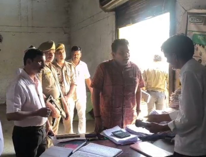 Sitapur : जिलाधिकारी ने खाद की दुकानों का अचानक किया निरीक्षण, काम में ढिलाई बरतने वाले डीलर की तनख्वाह रोकी और अधिकारी को दी चेतावनी