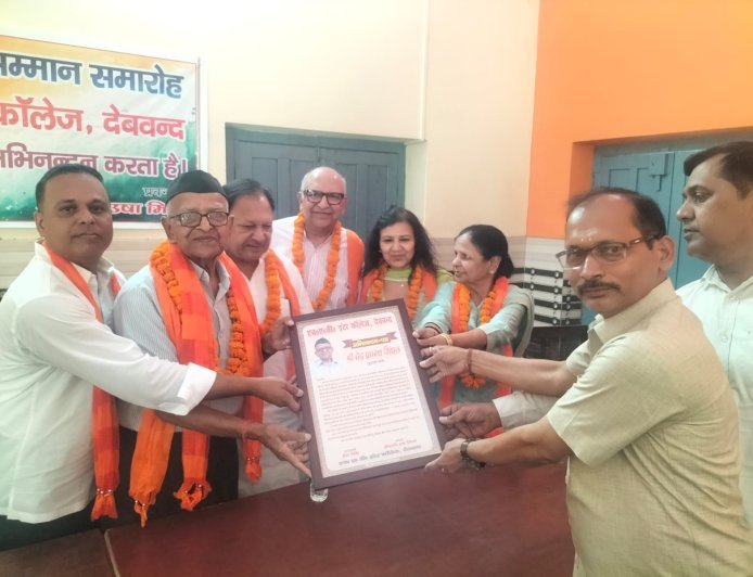 Deoband : एच ए वी इंटर कॉलेज के पुराने छात्र वेद प्रकाश सिंघल का कॉलेज में स्वागत, विकास कार्य के लिए दिए एक लाख रुपये