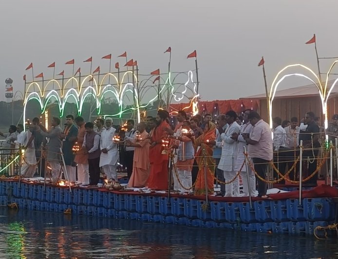 Prayagraj : सीएम योगी ने संगम में फ्लोटिंग जेटी पर गंगा आरती का किया शुभारंभ, प्रयागराज मेला प्राधिकरण की वेबसाइट का लोकार्पण
