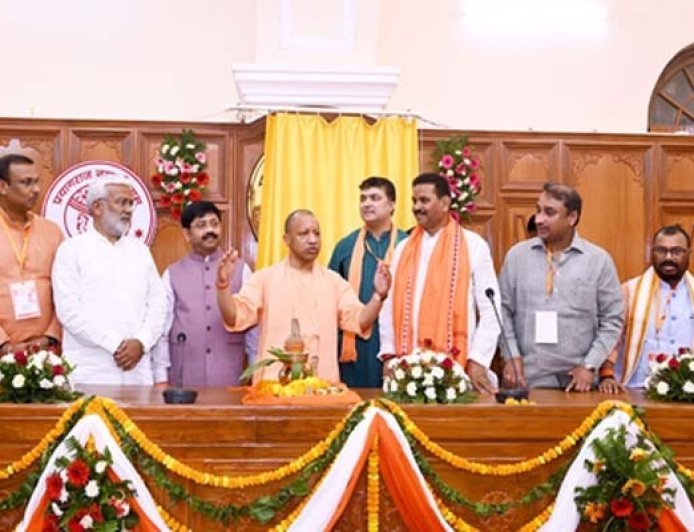 Prayagraj : 'चरैवेति-चरैवेति' मंत्र के साथ डबल इंजन सरकार निरंतर आगे बढ़ा रही विकास यात्रा- मुख्यमंत्री