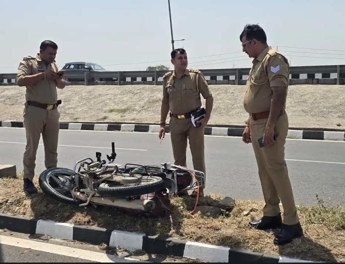 Hapur : सड़क हादसे में मोटरसाइकिल सवार युवक की जान गई, रोड रोलर से टकराई तेज रफ्तार बाइक