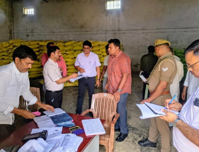 Sitapur : खाद की दुकानों पर जिलाधिकारी का अचानक छापा, गड़बड़ी और ढिलाई मिलने पर वेतन रोकने और सख्त कार्रवाई के आदेश