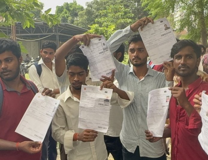 SSC GD परीक्षा अचानक रद्द होने से भड़का छात्रों का आक्रोश, परीक्षा केंद्र के बाहर युवाओं ने काटा भारी हंगामा।