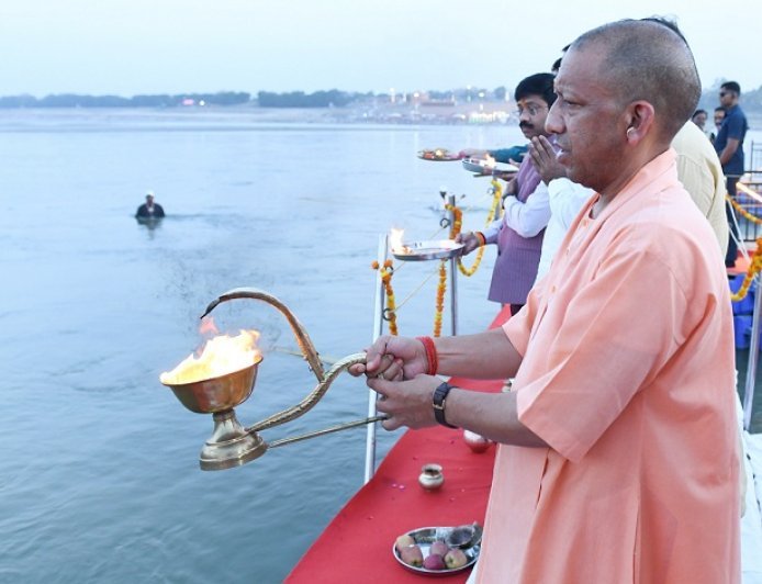 Prayagraj: सीएम योगी ने संगम में फ्लोटिंग जेटी पर गंगा आरती का किया शुभारंभ, अब होगी हर शाम। 