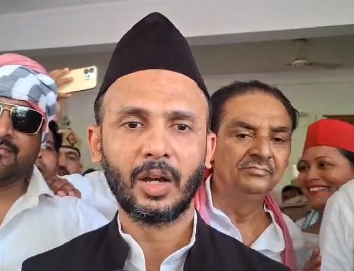 Sambhal: महंगाई पर फूटा सपाइयों का गुस्सा, सड़कों पर उतरे सपा नेता-कार्यकर्ता, कलेक्ट्रेट पर हंगामा। 