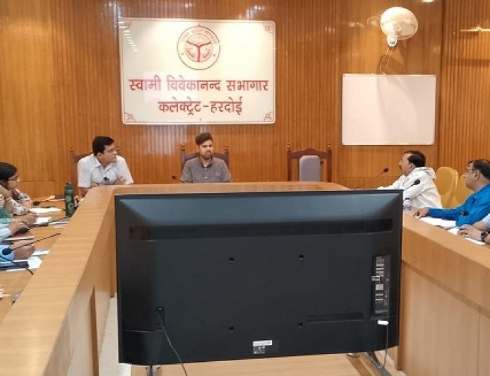 Hardoi: नगर निकायों में विकास कार्यों को लेकर डीएम सख्त, ई-रिक्शा स्टैंड, वेंडिंग जोन व नाला सफाई पर जोर।