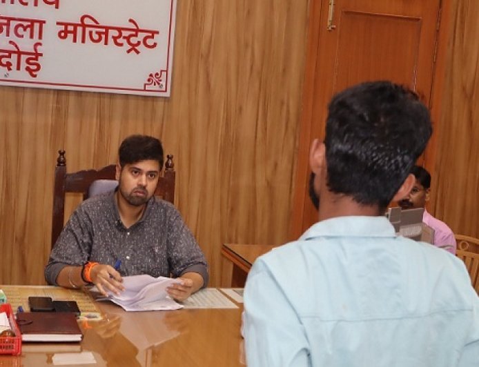 Hardoi: जनसुनवाई में डीएम अनुनय झा ने सुनीं 90 फरियादें, अधिकारियों को दिए त्वरित निस्तारण के निर्देश। 