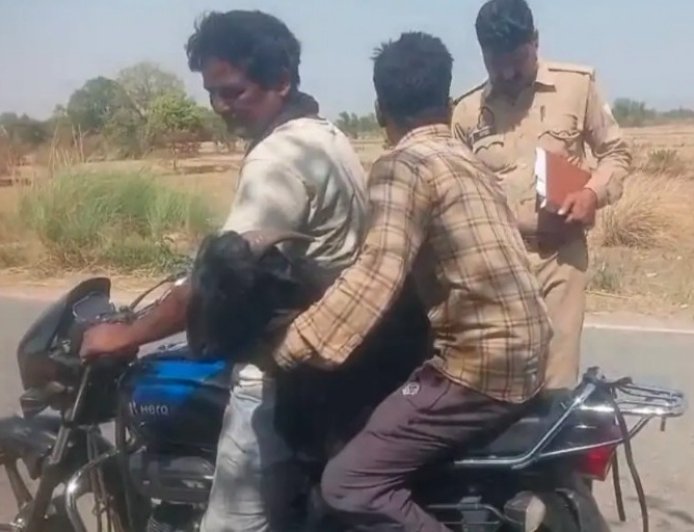 देवी मान्यता के लिए छोड़े गए बकरे की चोरी, वीडियो वायरल: हरदोई में दो युवकों को ग्रामीणों ने पकड़ा, पुलिस ने हिरासत में लिया। 