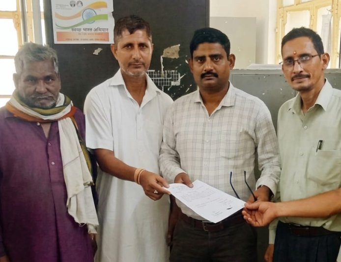 Bajpur: सड़क किनारे-किनारे सारी ग्राम सभा के घरो व नालियों का कचरा पन्नी हटाने की मांग।
