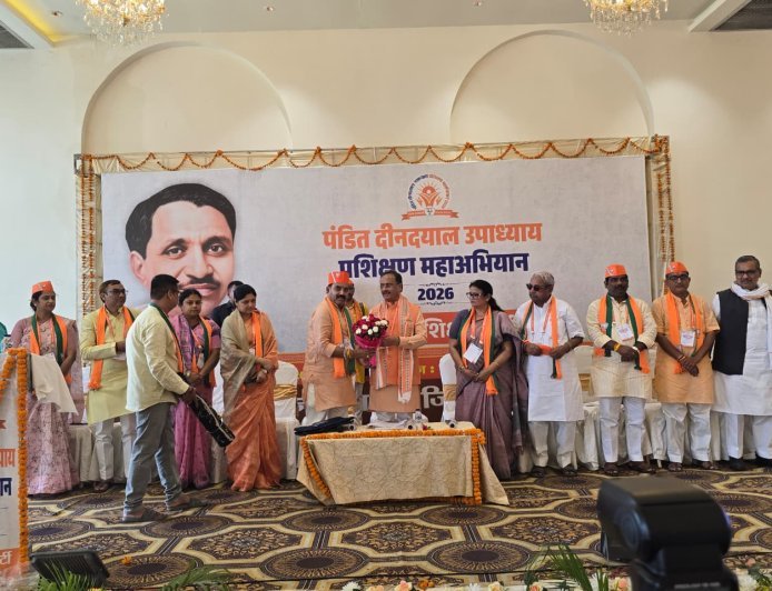 Sitapur : राज्यसभा सांसद डॉक्टर दिनेश शर्मा ने कार्यकर्ताओं में भरा जोश, दिया जीत का मंत्र