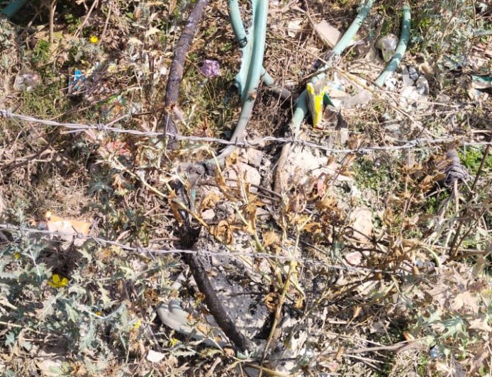 Sitapur : बिजली की केबल जलने से गांव में छाया अंधेरा, त्योहार के समय बिजली संकट से ग्रामीण बेहद परेशान