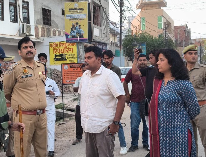 Sitapur : त्योहार को लेकर प्रशासनिक अमला सतर्क, जिलाधिकारी और पुलिस अधीक्षक ने खुद सड़कों पर उतरकर लिया सुरक्षा व्यवस्था का जायजा