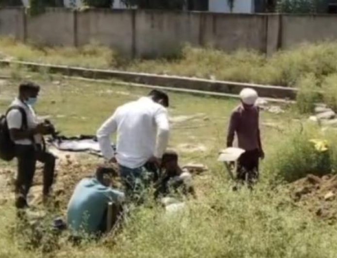 Sitapur : संदेहास्पद स्थिति में लड़की की मौत के बाद दफनाया गया शव कब्र से बाहर निकाला गया, जांच के लिए पोस्टमार्टम हाउस भेजा