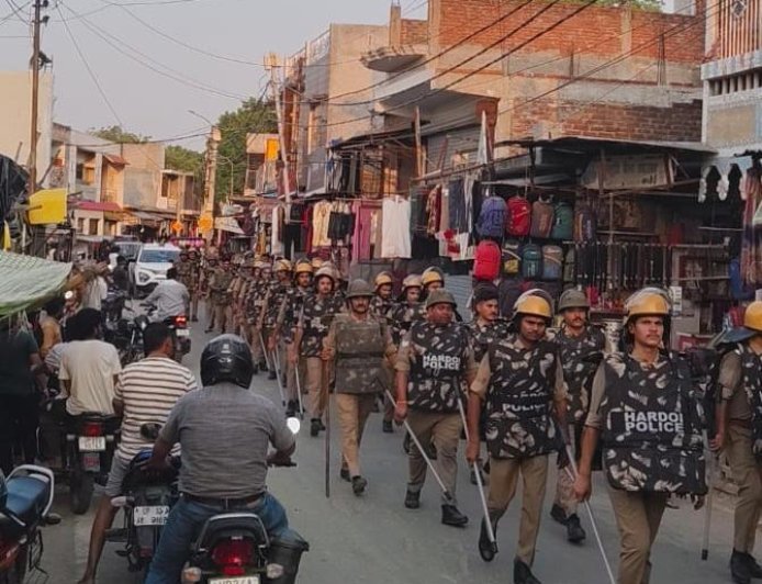 Hardoi : ईद के मद्देनजर हरदोई पुलिस अलर्ट, शांति व्यवस्था बनाए रखने के लिए विभिन्न कस्बों में किया गया पैदल मार्च