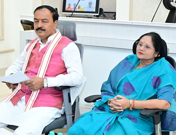Lucknow : ग्राम्य विकास योजनाओं में तेजी लाएं अधिकारी, एक लाख दीदियों को हर महीने दिया जाए प्रशिक्षण- केशव प्रसाद मौर्य