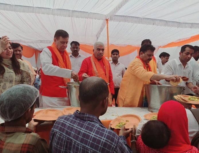 Lucknow : स्टांप पंजीयन मंत्री के विशाल भंडारे में उमड़ी सरकार, मंत्रियों ने भक्तों को बांटा प्रसाद