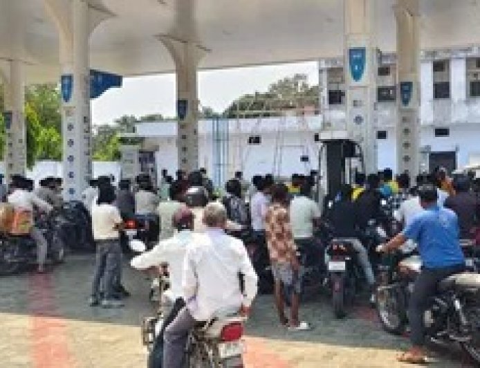 भारतीय सीमा से ₹103 का पेट्रोल नेपाल पहुंचते ही हो रहा ₹135 का, चंद रुपयों के मुनाफे के लिए नेपाली युवा लगा रहे नियमों को चूना