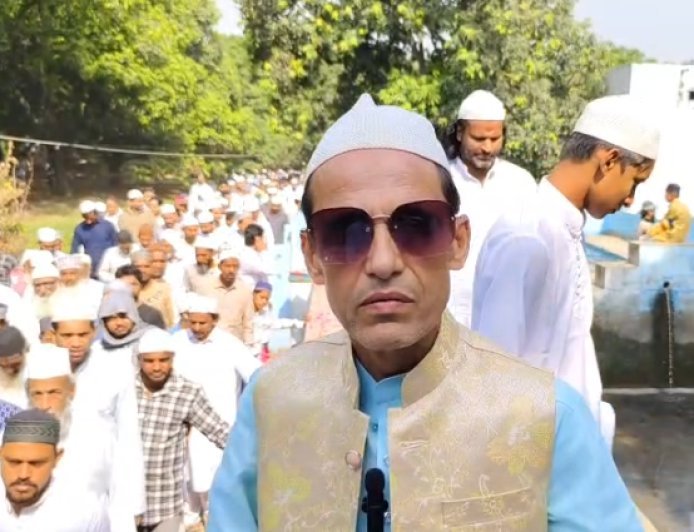 Sambhal : ईदगाह में फूलों की बारिश, भाईचारे का पैगाम, नमाज़ियों पर गुलाब बरसाकर सईद अख्तर इसराइली ने दिया अमन और एकता का संदेश