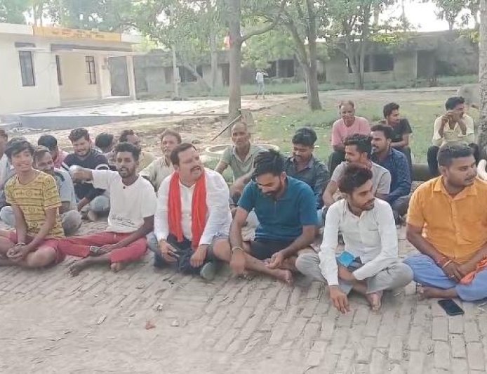 Sitapur : चार दिनों से बिजली गुल होने पर रेउसा पावर हाउस पर उपभोक्ताओं का फूटा गुस्सा, प्रदीप अवस्थी के नेतृत्व में घेराव और धरना शुरू
