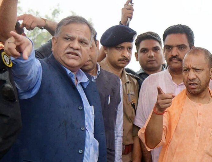 उत्तर प्रदेश में बड़ी राजनैतिक हलचल: मुख्यमंत्री योगी आदित्यनाथ ने आज शाम अपने सरकारी आवास पर बुलाई कैबिनेट मंत्रियों की महाबैठक।
