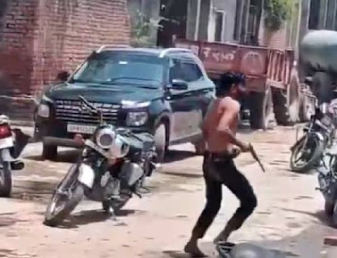 मथुरा के परिक्रमा मार्ग में भंडारे को लेकर दो गुटों में भीषण खूनी संघर्ष, खुलेआम ताबड़तोड़ फायरिंग से इलाके में मचा हड़कंप।