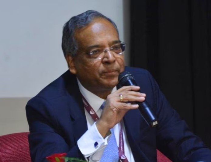 दिल्ली के हौज़ खास में बड़ा हादसा: AC ब्लास्ट के कारण घर में लगी भीषण आग, झुलसने से पूर्व आईएएस अधिकारी की दर्दनाक मौत।