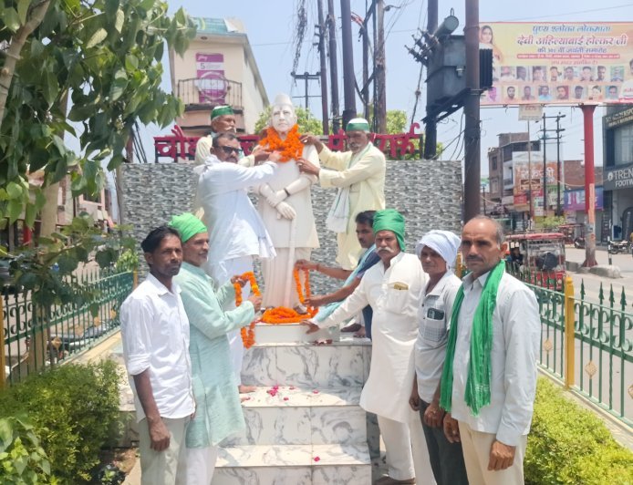 Sambhal: चौधरी चरण सिंह की पुण्यतिथि पर गरजे भाकियू असली नेता, कहा- किसानों की लड़ाई जारी रहेगी।