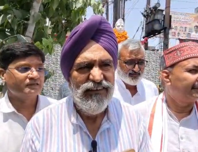 Sambhal: चौधरी चरण सिंह को श्रद्धांजलि, एमएलसी हरि सिंह ढिल्लों बोले- गांव और किसान की आवाज थे चौधरी साहब