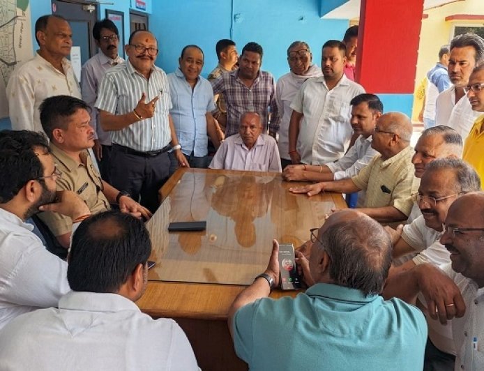 Bajpur: दिनदहाड़े सोने की अंगूठी लूटने को लेकर व्यापारियों ने एसएसआई को घेरा। 