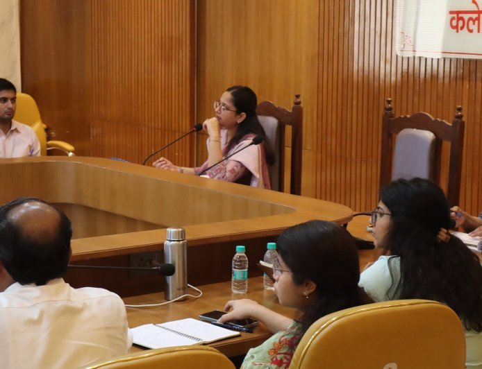 Hardoi: सीएम डैशबोर्ड की खराब प्रगति पर सख्त हुईं सीडीओ नेहा व्याडबाल, विभागों को रैंकिंग सुधारने के दिए निर्देश।