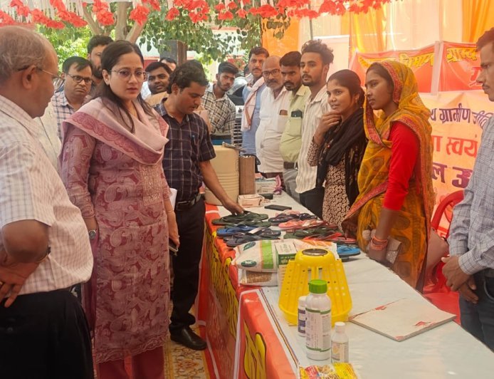 Hardoi : सीडीओ नेहा ब्याडवाल ने चौपाल लगाकर सुनीं समस्याएं, गौशाला और पेयजल परियोजना का किया निरीक्षण
