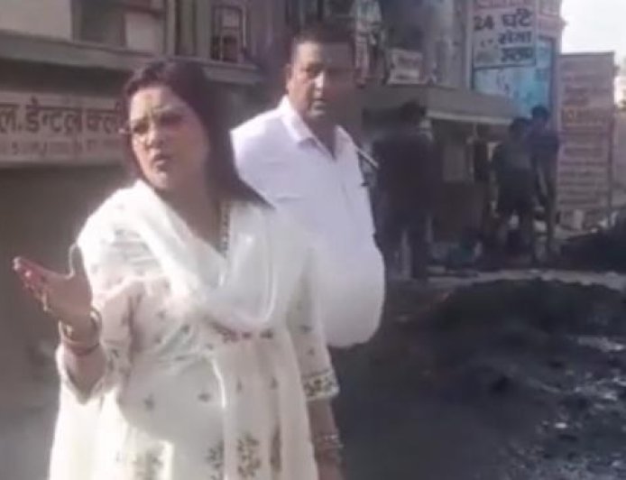 Hathras : बारिश से पहले नाला सफाई का काम तेज, पालिकाध्यक्ष श्वेता चौधरी ने व्यवस्थाओं का लिया जायजा