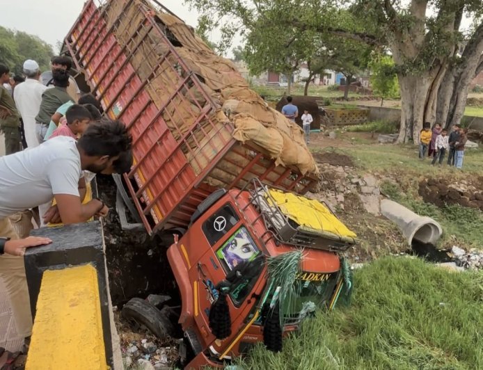 Hathras : अनियंत्रित होकर नाले में गिरा तेज रफ्तार कैंटर, चालक कूदकर भागा, बड़ा हादसा टला