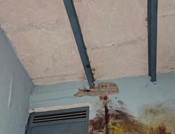Hathras : आंधी-बारिश के साथ गिरी आकाशीय बिजली, मकान की छत और दीवारें फटीं, भारी नुकसान