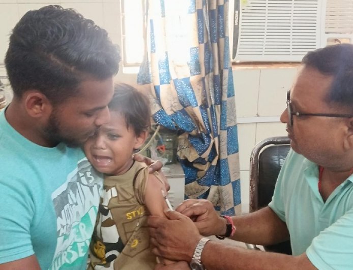 Sitapur: खैराबाद क्षेत्र में कुत्ते-बंदरों के आतंक से बढ़े मरीज, रोज लग रहे एंटी रेबीज इंजेक्शन।