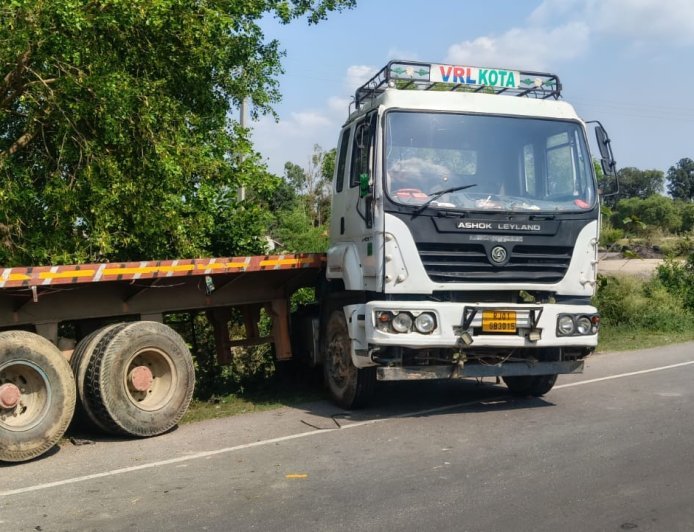 Sitapur: ट्रक, ट्रेलर और कार की टक्कर में कार चालक की मौत, दो घायल।
