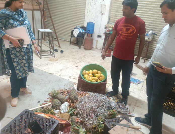 Hathras: खाद्य सुरक्षा विभाग की कार्रवाई जारी, आइसक्रीम और कुल्फी के नमूने जांच को भेजे। 