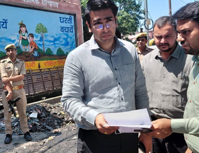 Hathras: मानसून से पहले जलभराव रोकने को डीएम ने किया नालों और पंपिंग स्टेशन का निरीक्षण। 