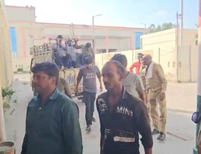 Sambhal : गंगा में अवैध खनन पर प्रशासन का बड़ा प्रहार, 11 लाख जुर्माना; 13 वाहन सीज, 27 लोग गिरफ्तार