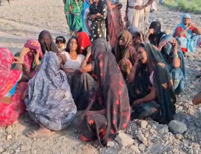 Sambhal : सम्भल में पेड़ पर लटका मिला युवक का शव, पिता ने लगाया हत्या का आरोप; गांव में सनसनी
