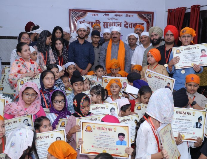Deoband : मेधावी छात्र-छात्राओं के सम्मान समारोह में पहुंचे मंत्री प्रदीप बतरा और विधायक राजीव गुंबर, पंजाबी समाज ने सौ होनहारों को बांटे पदक
