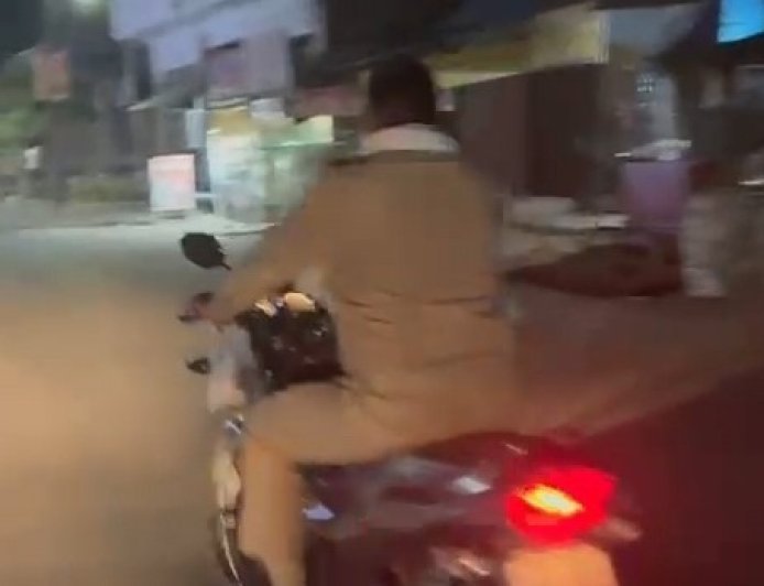 Hardoi : बिना हेलमेट बाइक चलाते पुलिसकर्मियों का वीडियो वायरल, शिकायत के बाद कटे चालान